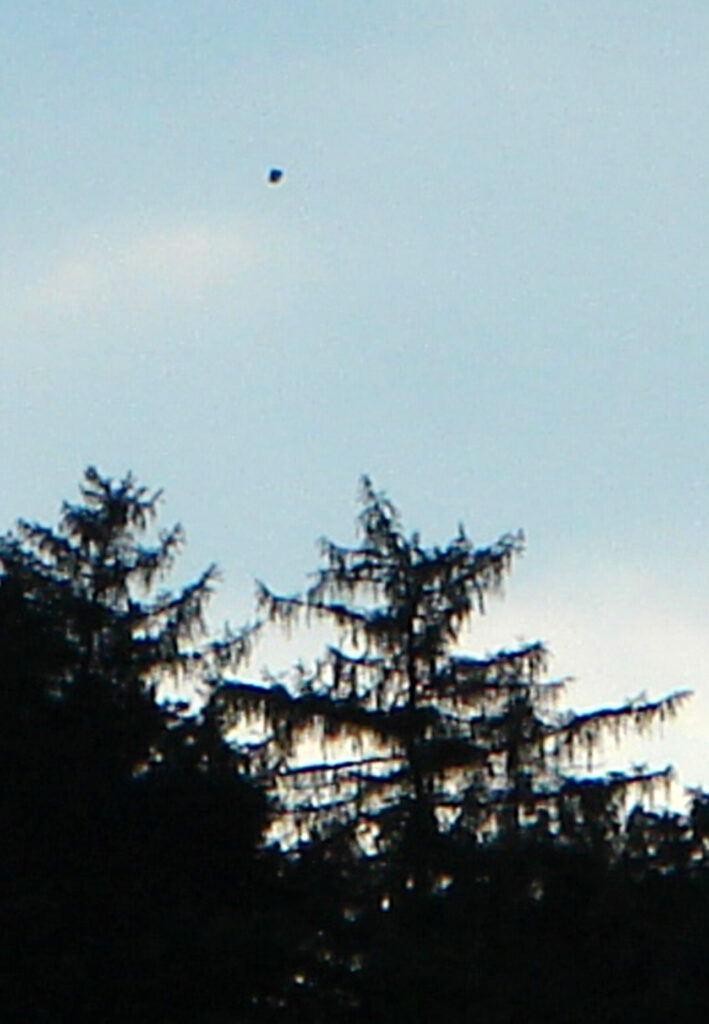 Chciałem podzielić się moimi zdjęciami UFO, jakie wykonałem 27.05.2018 w Żywcu w okolicach rzek Koszarawa i Soła nieopodal góry Grojec